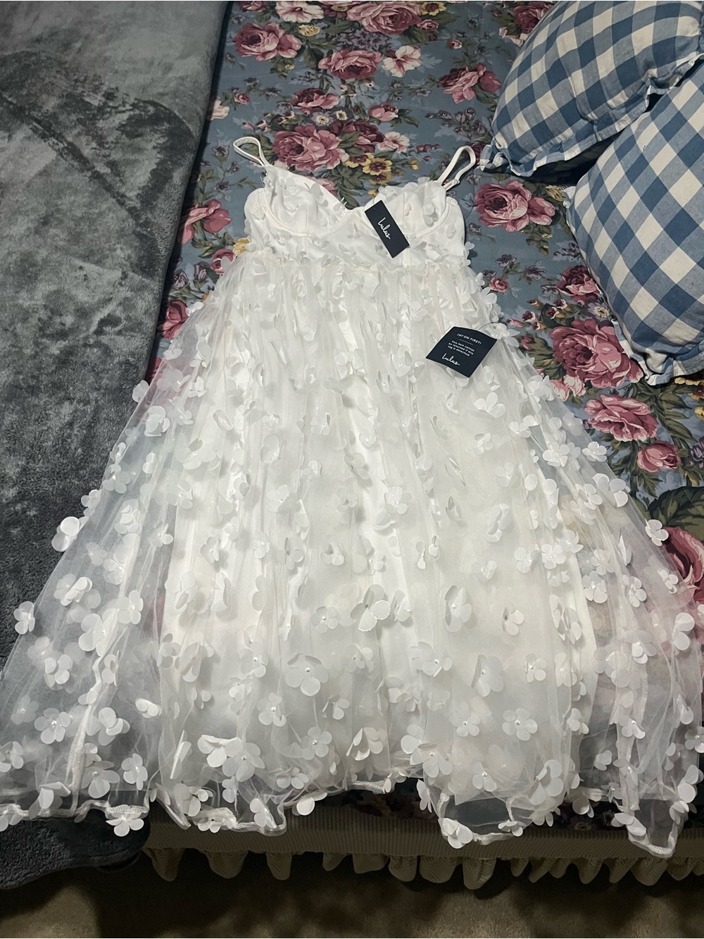 Lulus 3D Flower Appliqué Dress NWT Size Medium - Picture 4 of 13